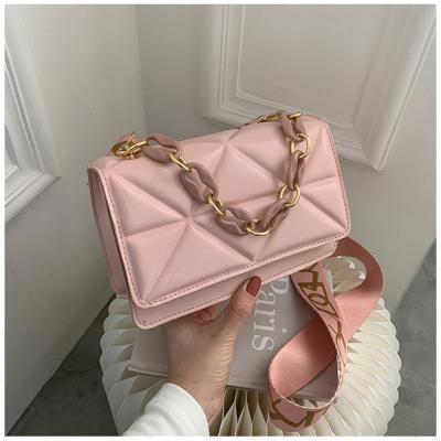 حقيبة كتف نسائية بتصميم حجر مع سلاسل