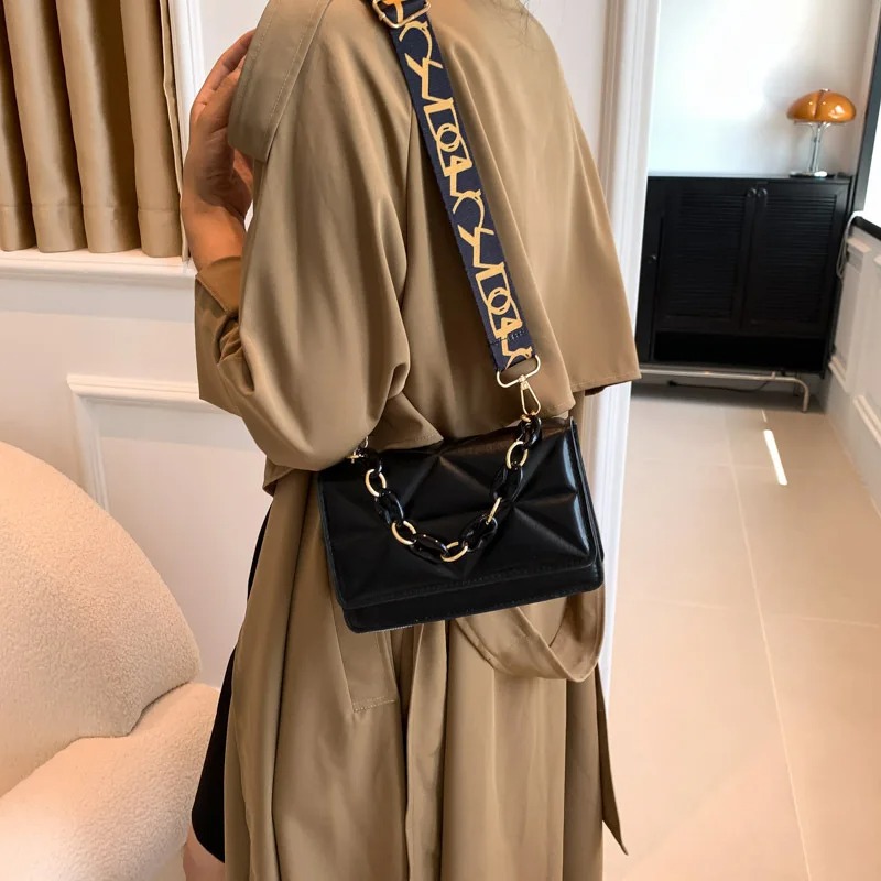 حقيبة كتف نسائية بتصميم حجر مع سلاسل