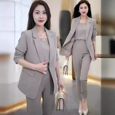 بدلة نسائية أنيقة بثلاث قطع