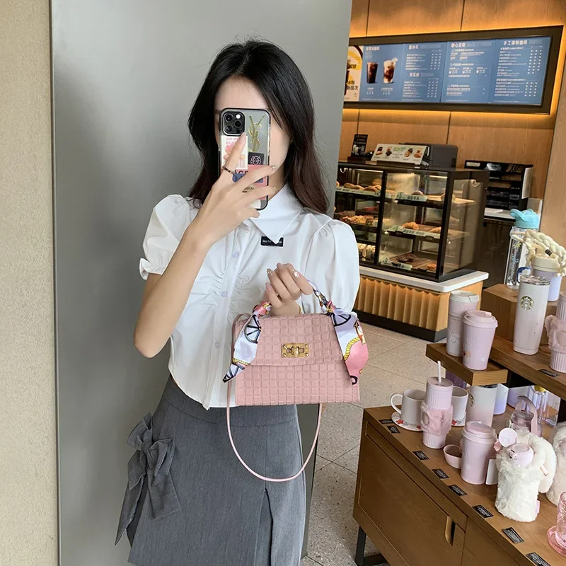 حقيبة كروس بودي منقوشة بسيطة للنساء