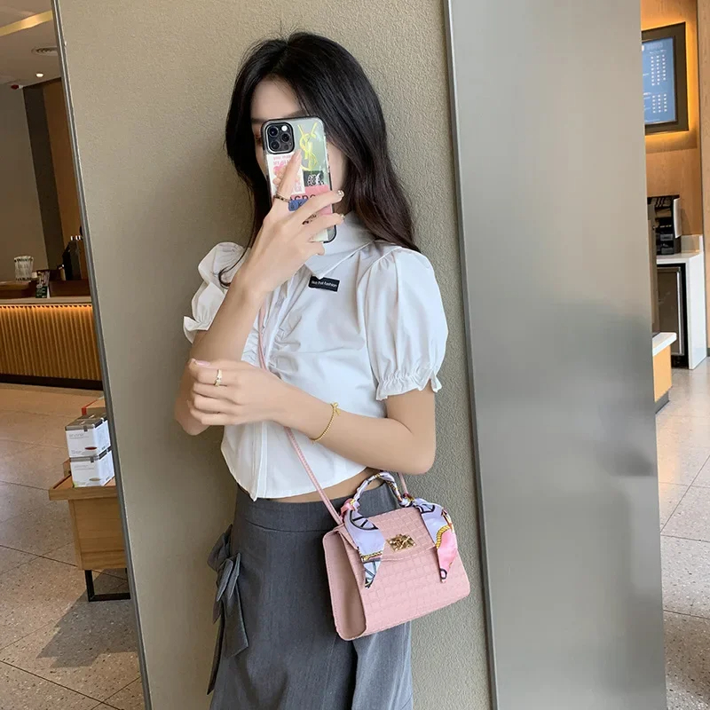 حقيبة كروس بودي منقوشة بسيطة للنساء